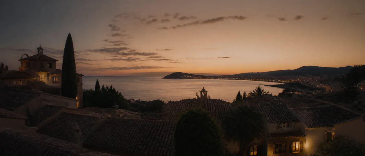 Paisaje mediterráneo al atardecer
